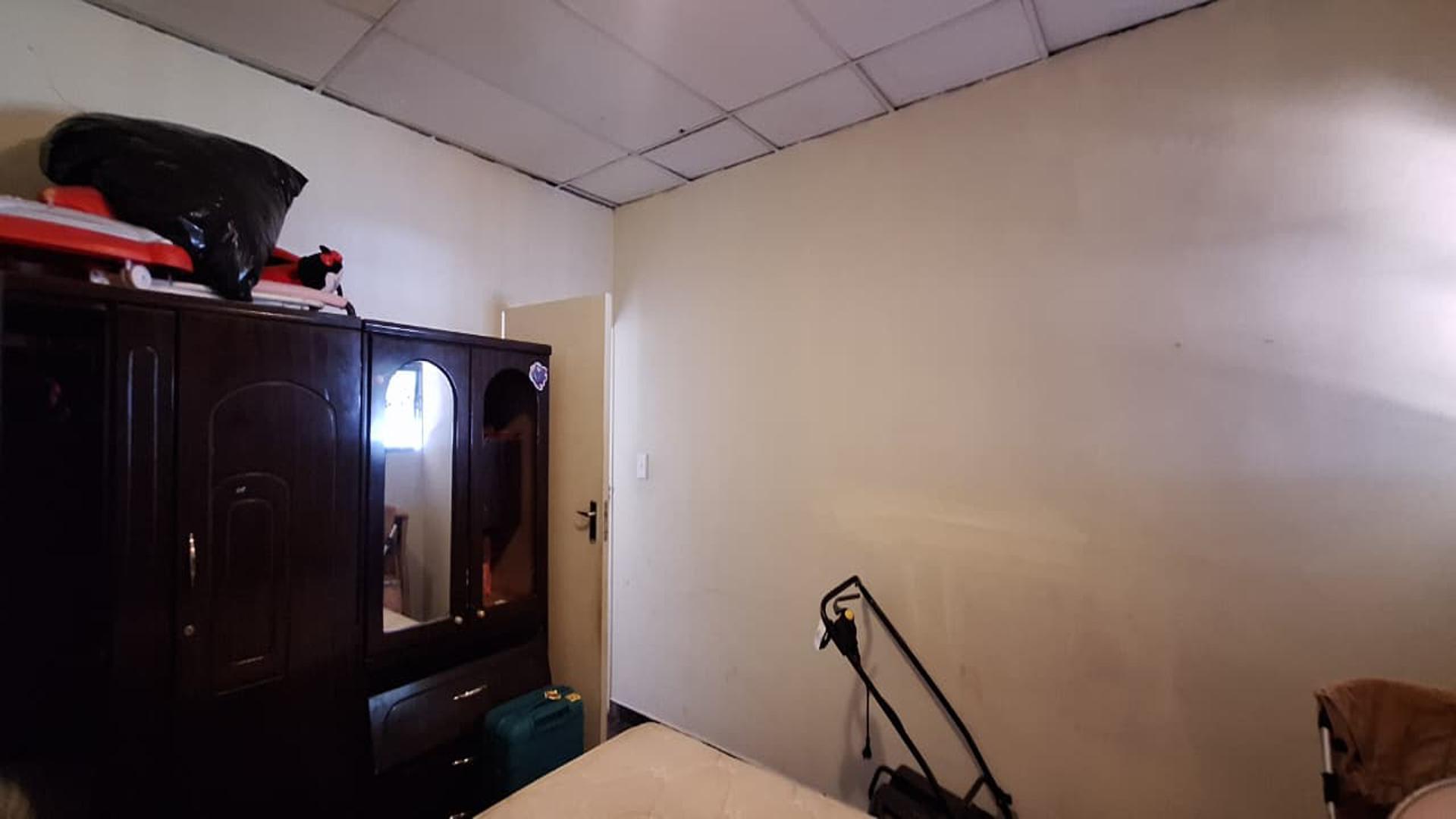 Bed Room 1 - 25 square meters of property in Witpoortjie