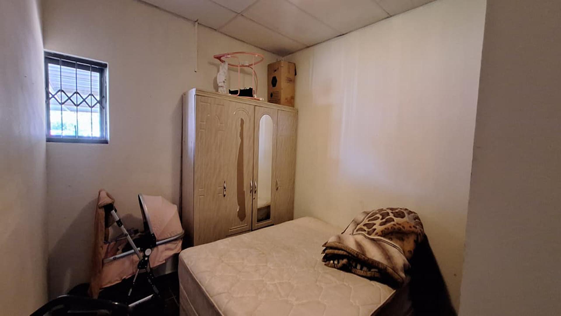 Bed Room 1 - 25 square meters of property in Witpoortjie