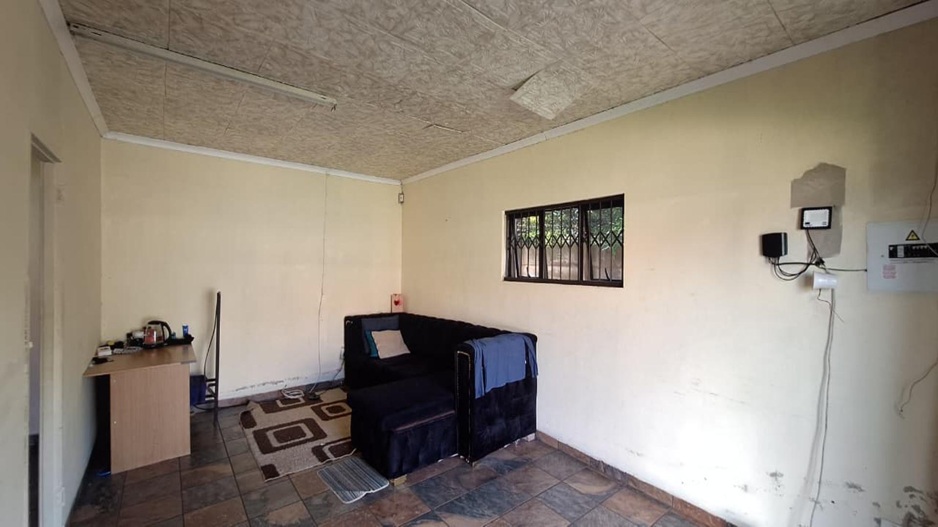 Lounges - 49 square meters of property in Witpoortjie