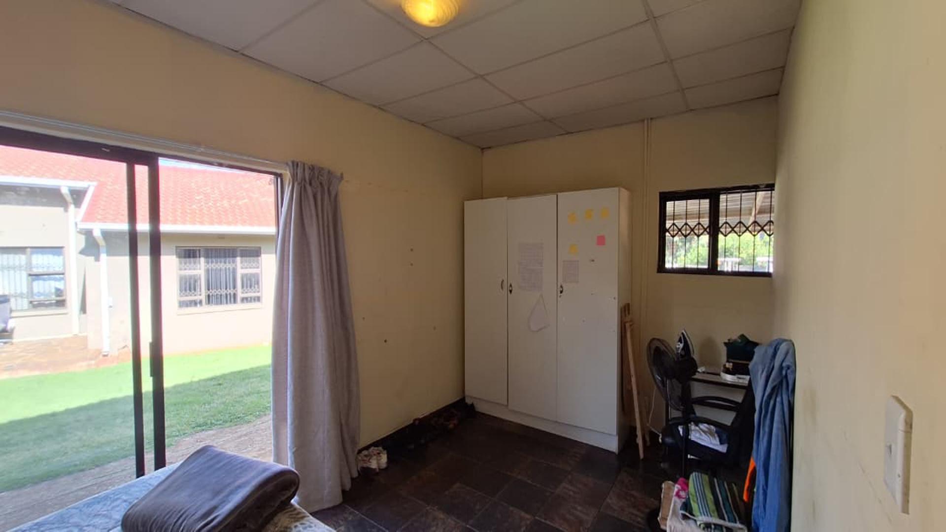 Bed Room 2 - 32 square meters of property in Witpoortjie