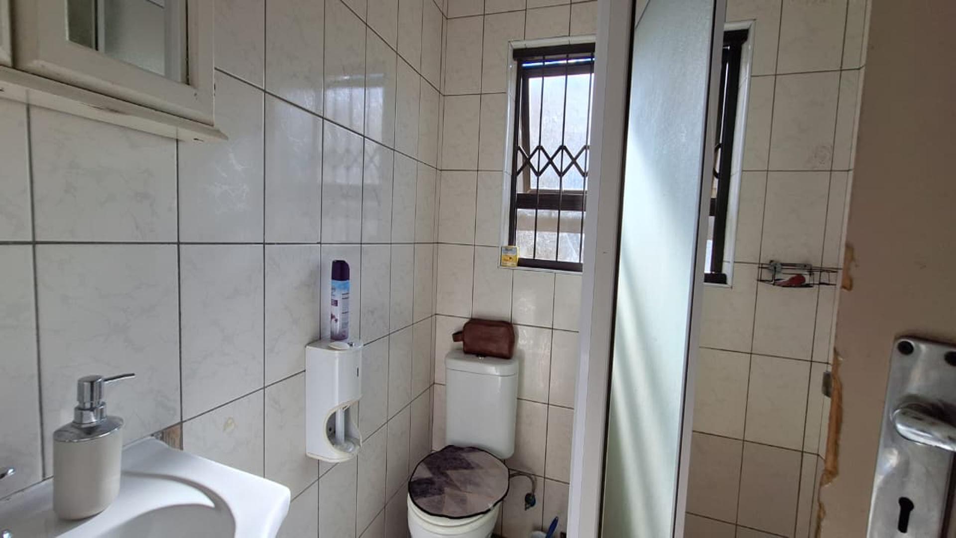 Bathroom 1 - 11 square meters of property in Witpoortjie