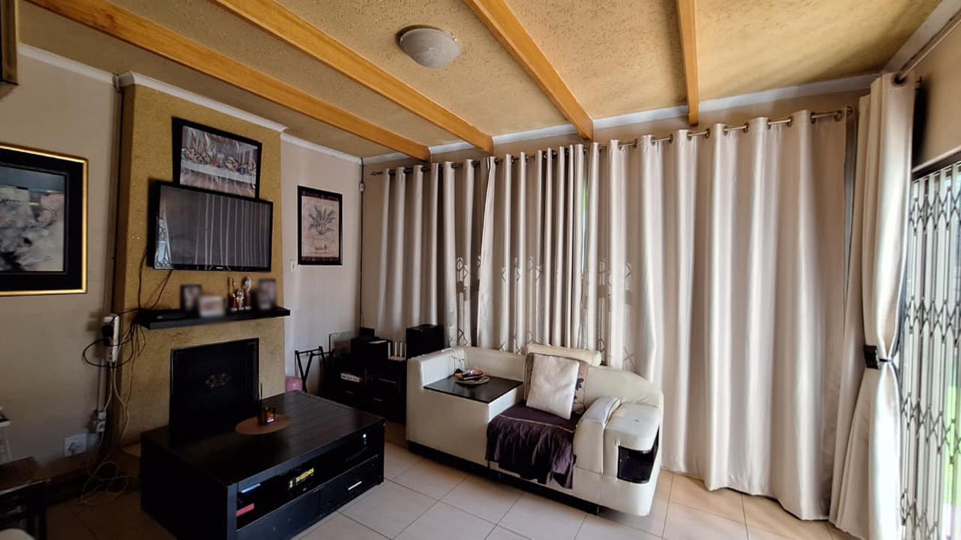 Lounges - 49 square meters of property in Witpoortjie