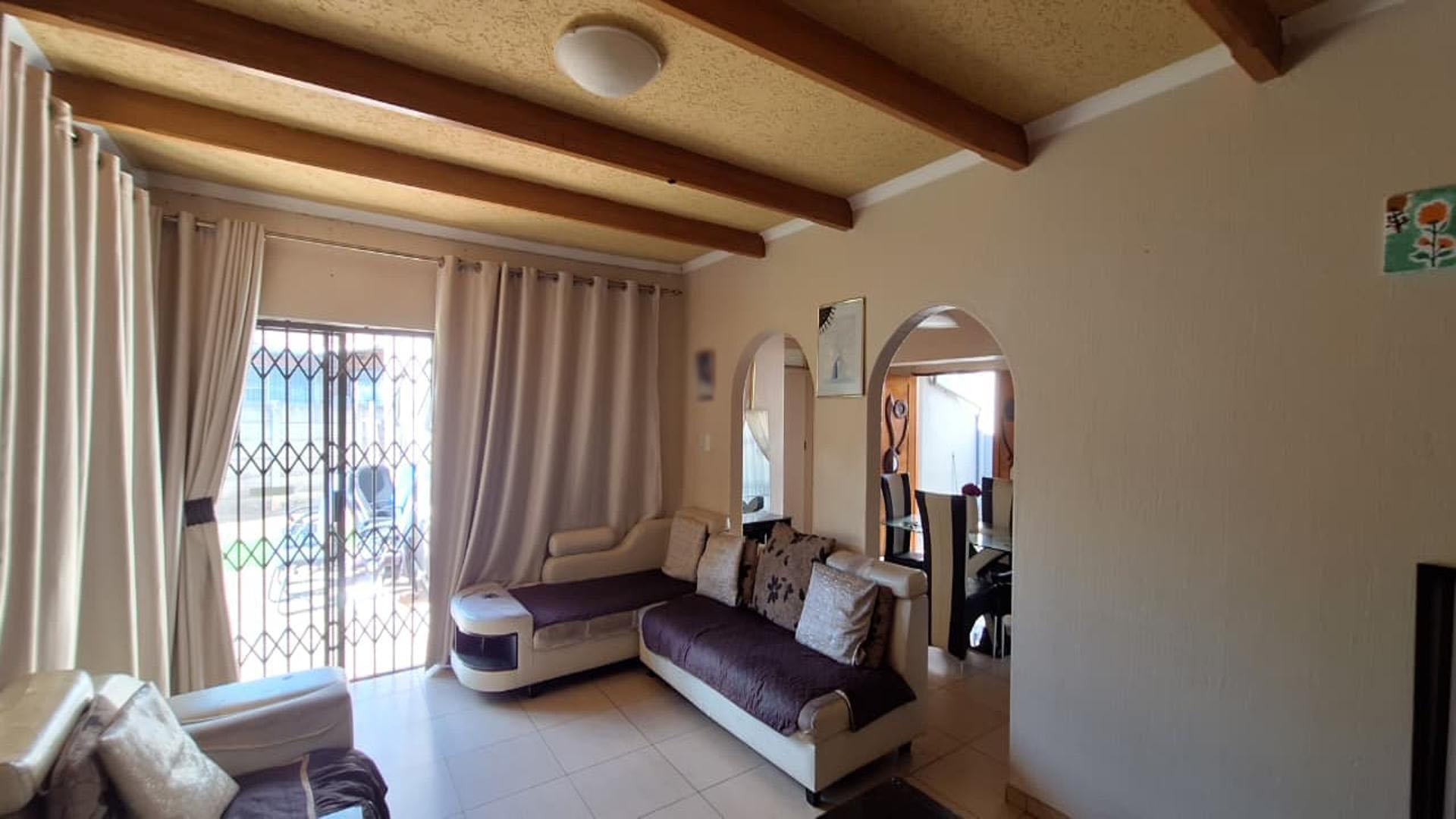 Lounges - 49 square meters of property in Witpoortjie
