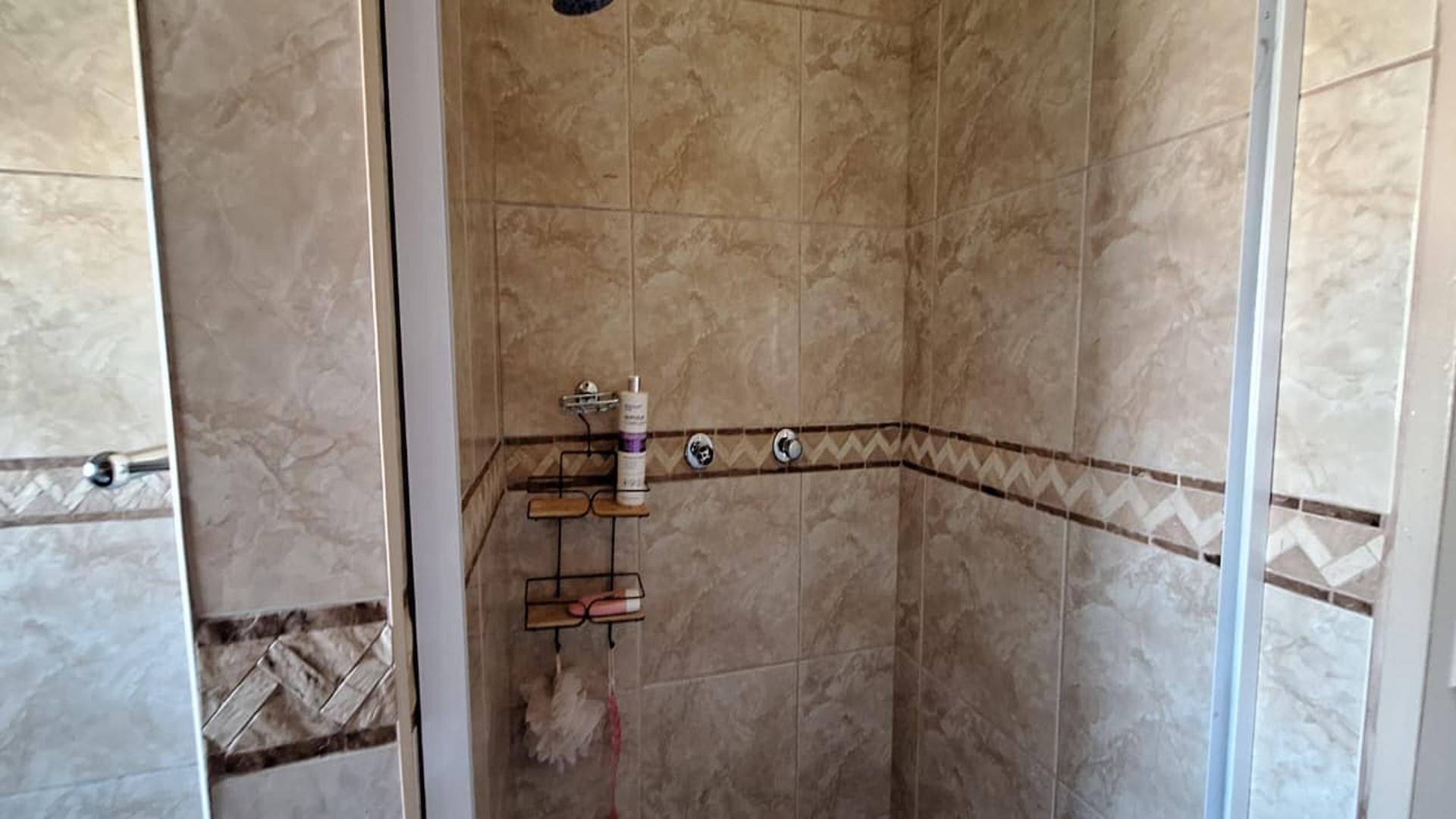 Bathroom 1 - 11 square meters of property in Witpoortjie