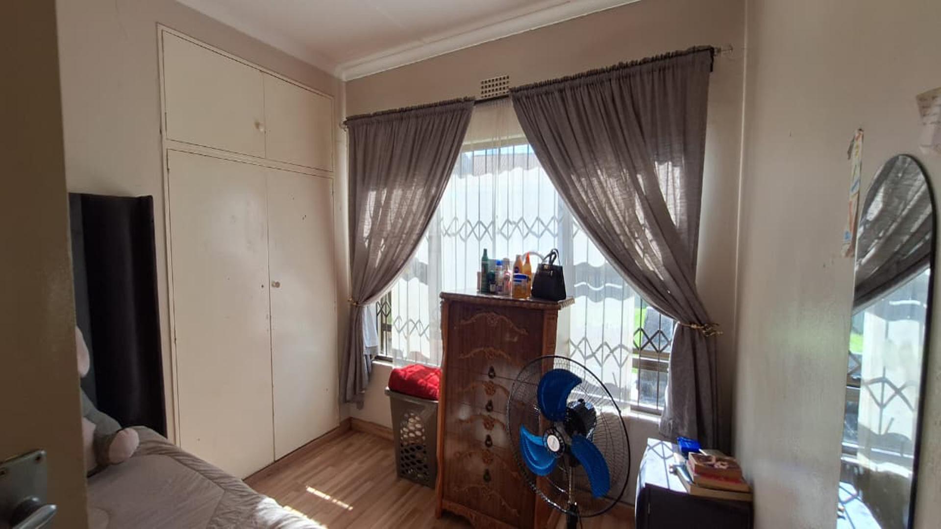 Bed Room 1 - 25 square meters of property in Witpoortjie