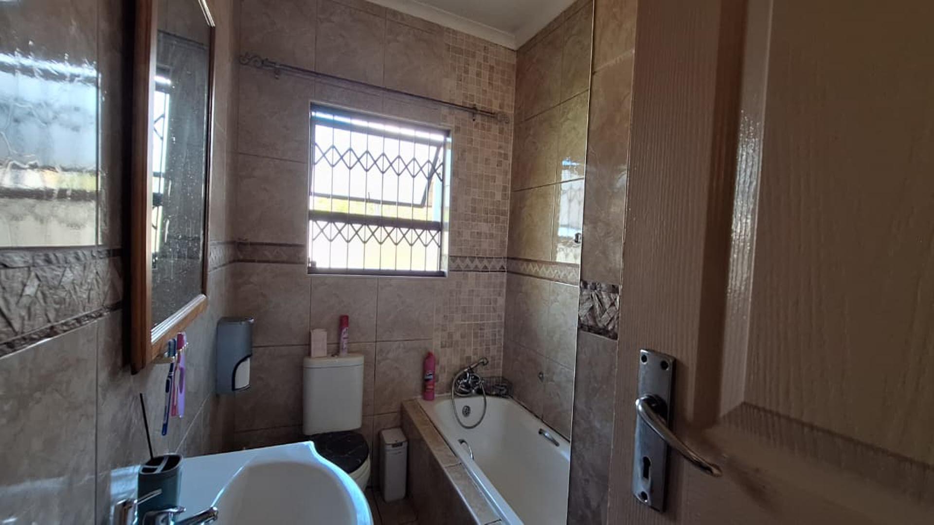 Bathroom 1 - 11 square meters of property in Witpoortjie
