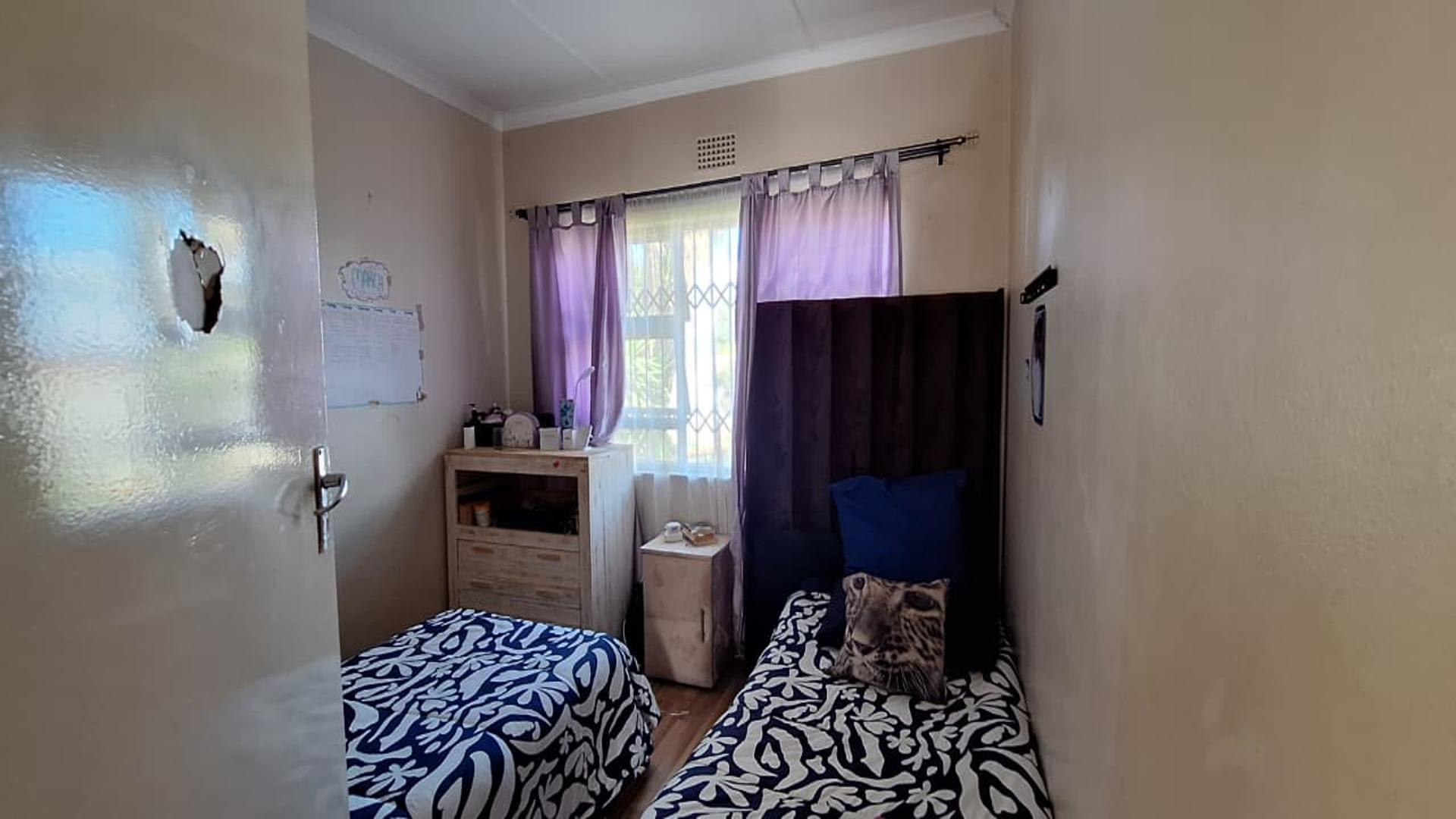 Bed Room 2 - 32 square meters of property in Witpoortjie