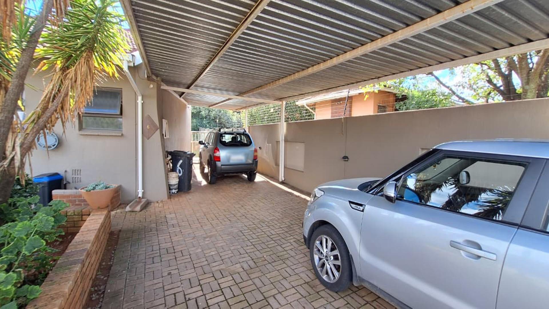 Carport  - 59 square meters of property in Witpoortjie