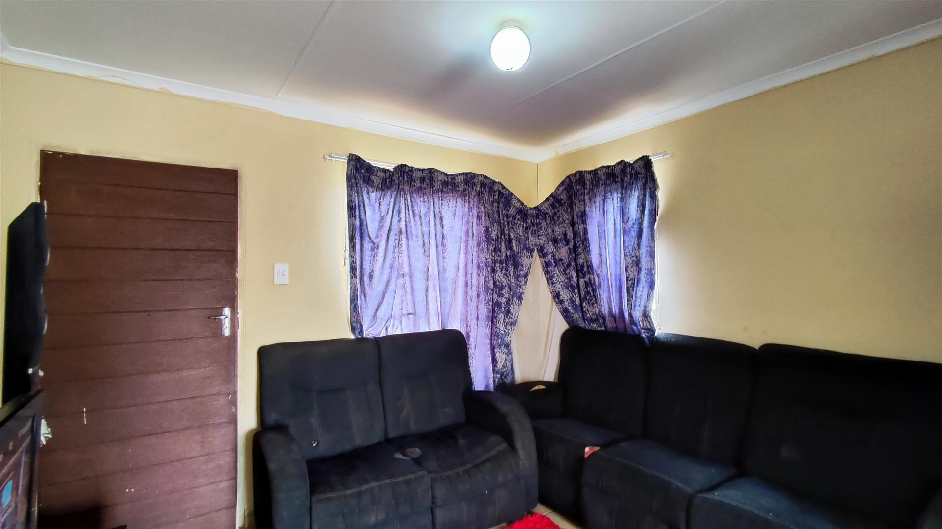 Lounges - 13 square meters of property in Palm Ridge