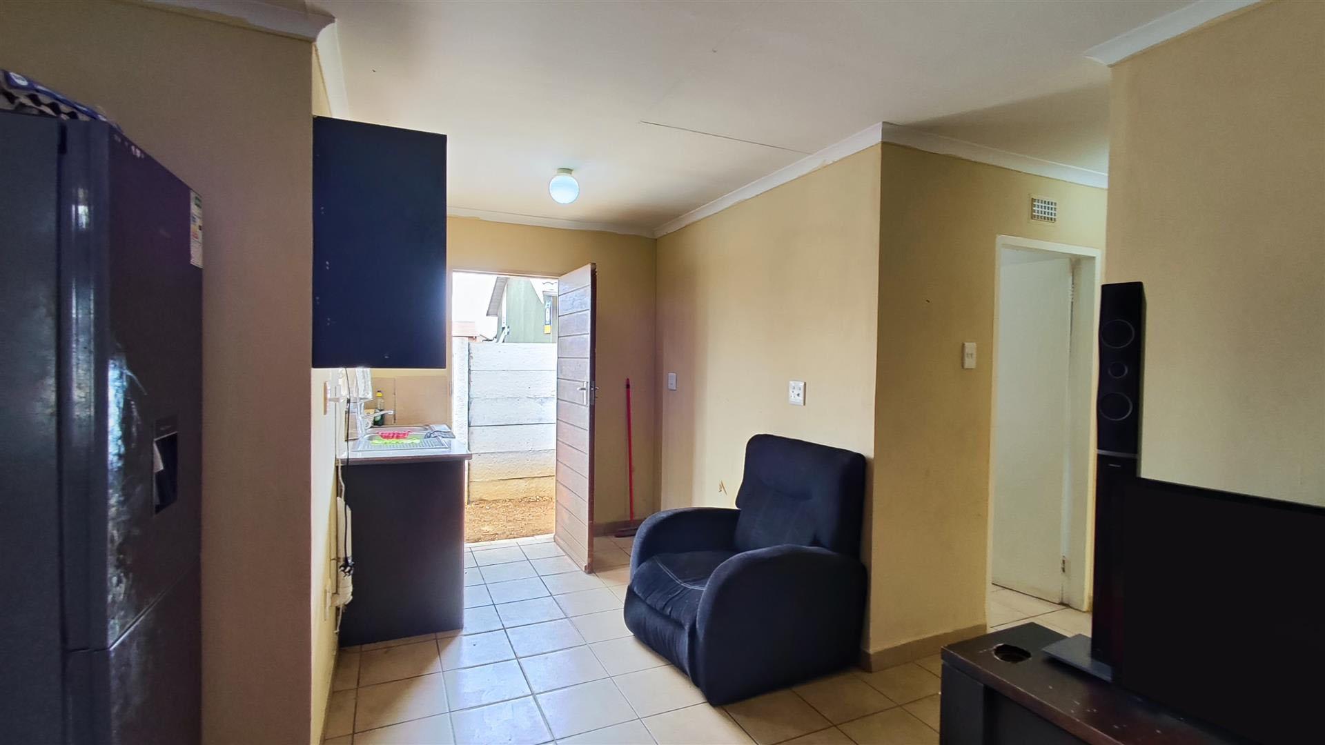 Lounges - 13 square meters of property in Palm Ridge