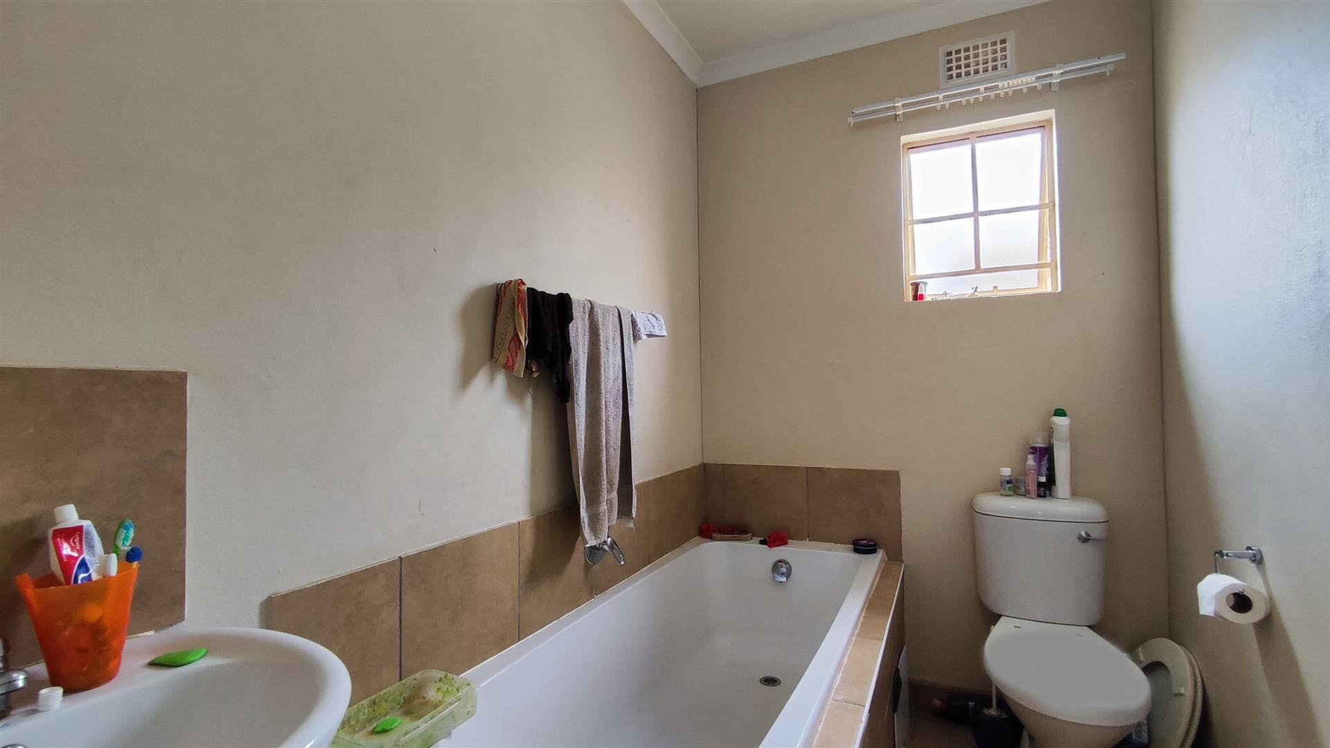 Bathroom 1 - 4 square meters of property in Palm Ridge