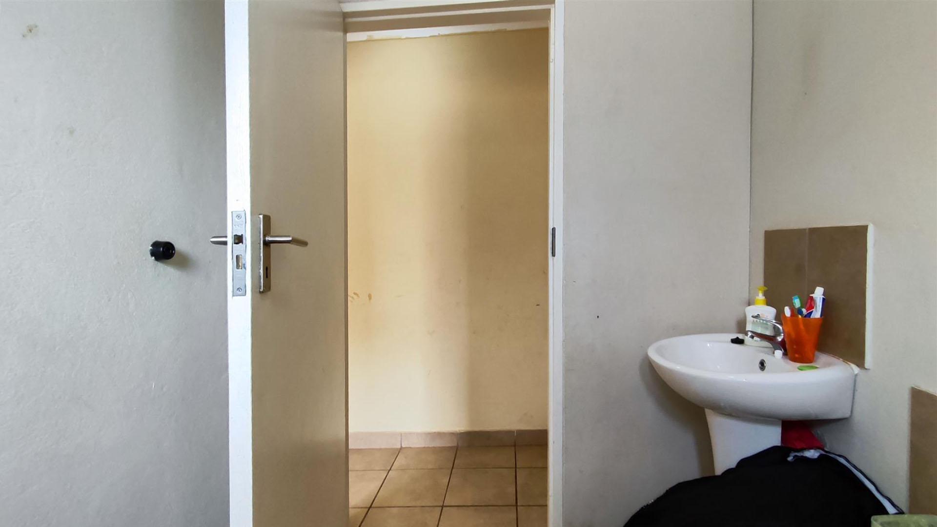 Bathroom 1 - 4 square meters of property in Palm Ridge