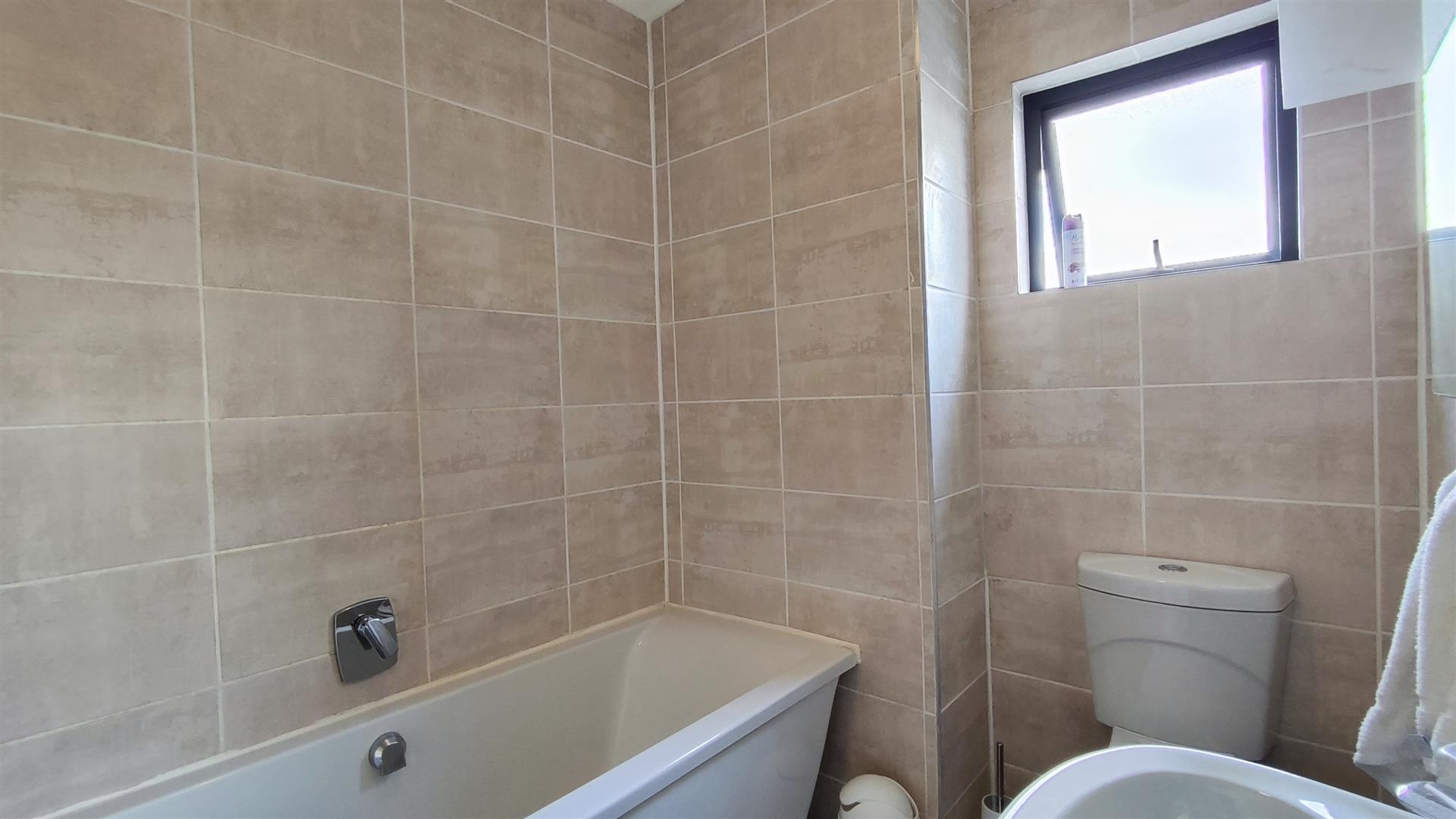 Main Bathroom - 4 square meters of property in Lilianton