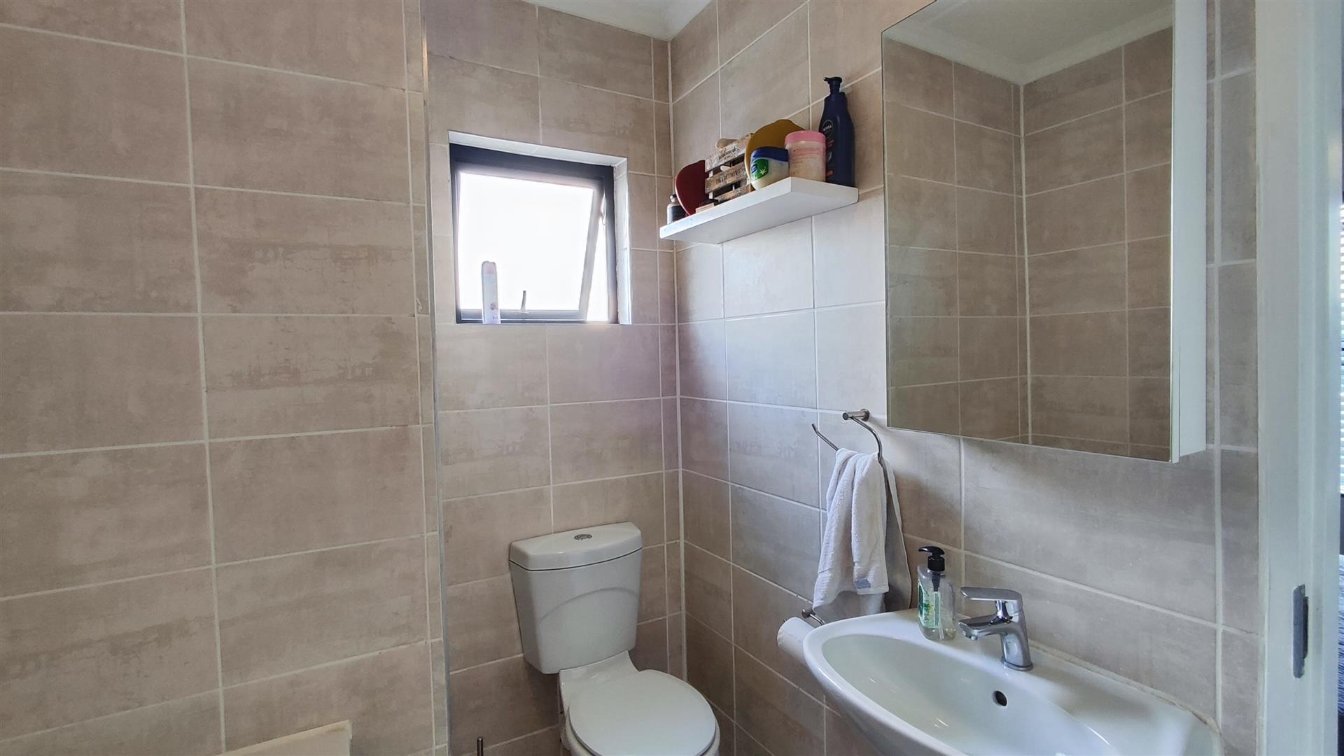 Main Bathroom - 4 square meters of property in Lilianton