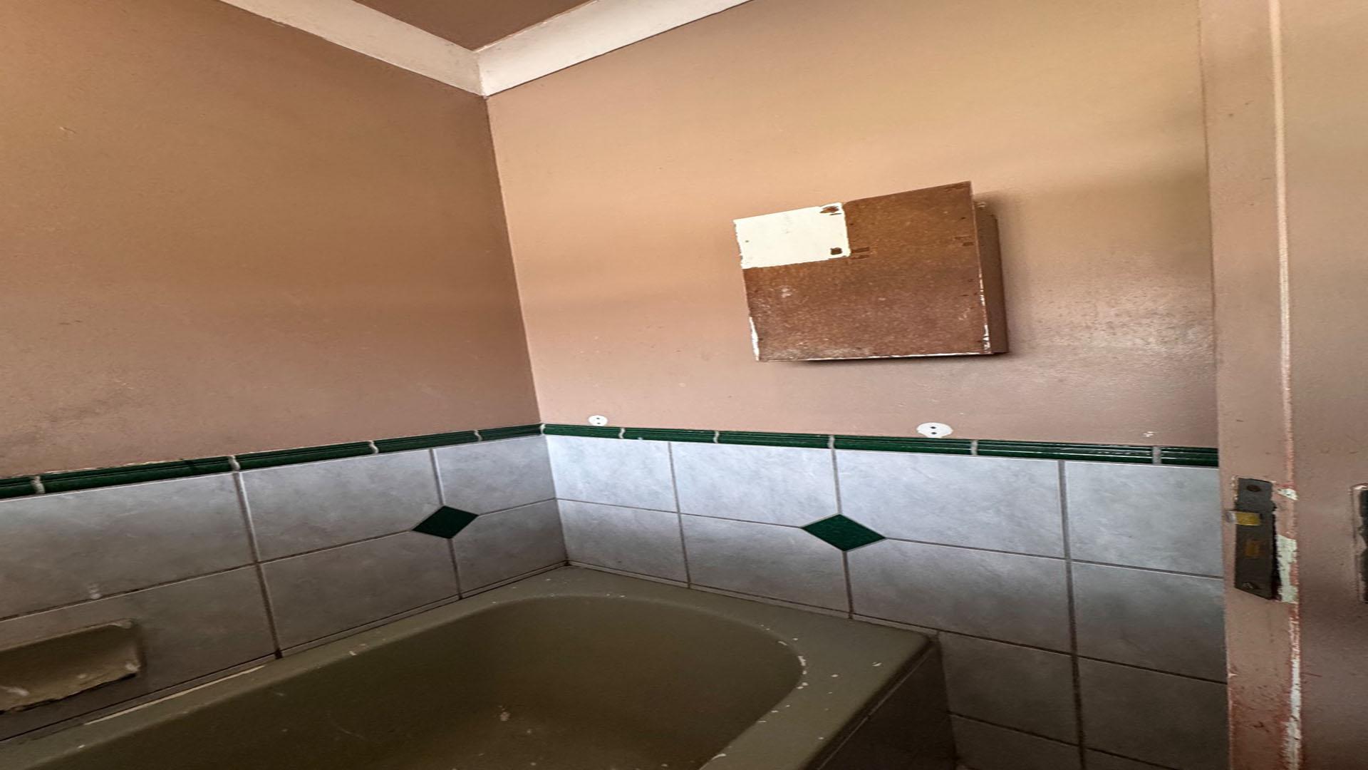 Bathroom 1 of property in Kempton Park AH