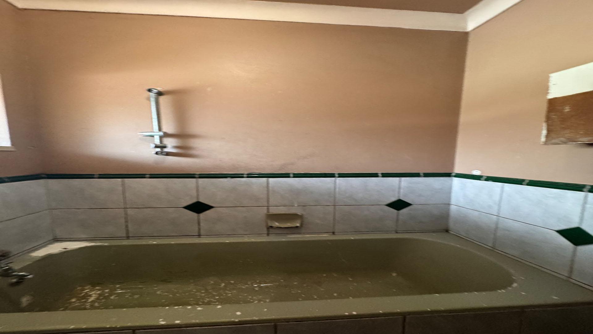 Bathroom 1 of property in Kempton Park AH