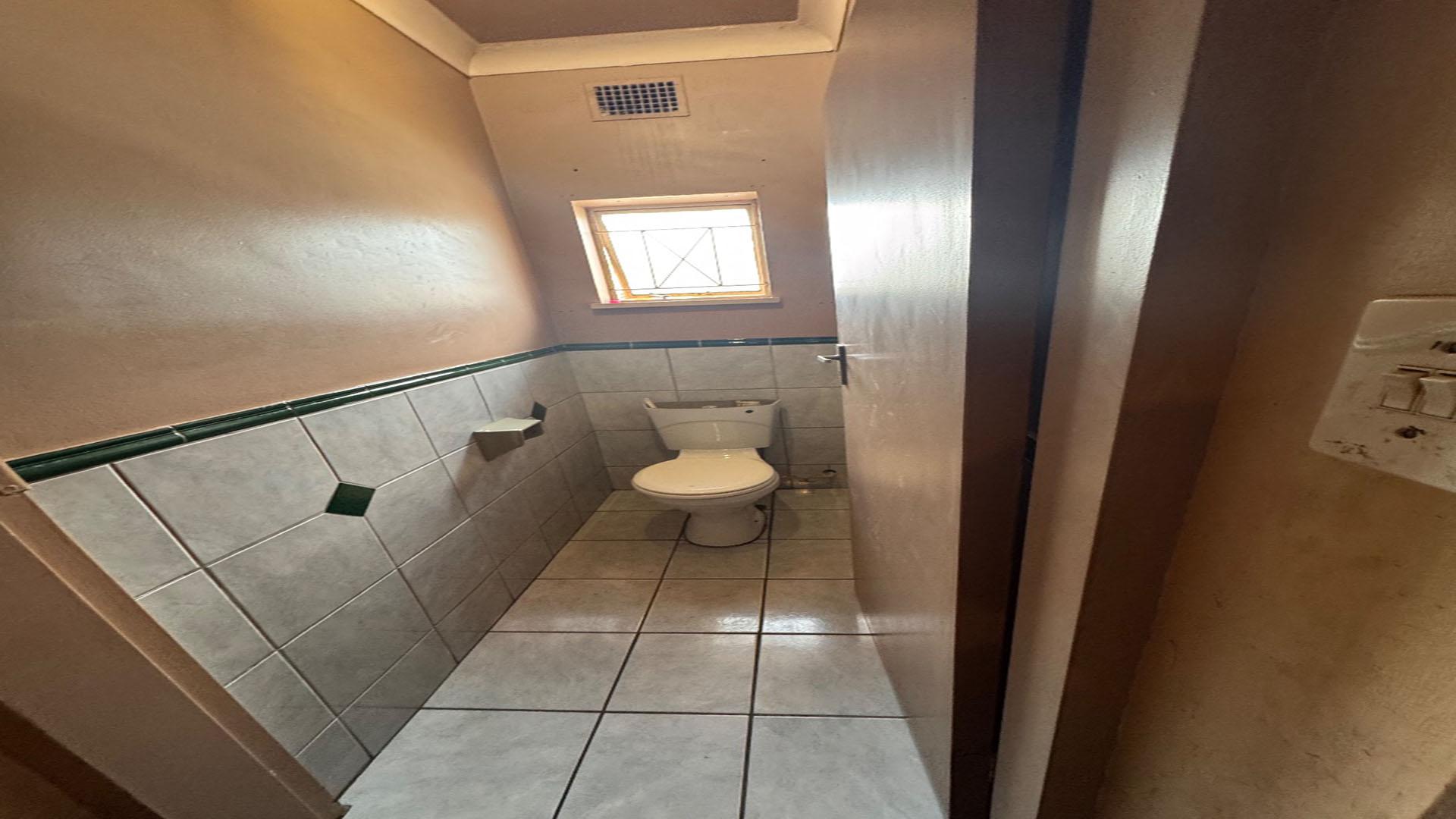 Bathroom 1 of property in Kempton Park AH