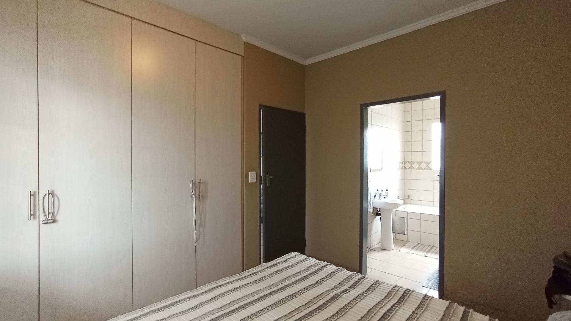 Bed Room 1 - 12 square meters of property in Noordwyk