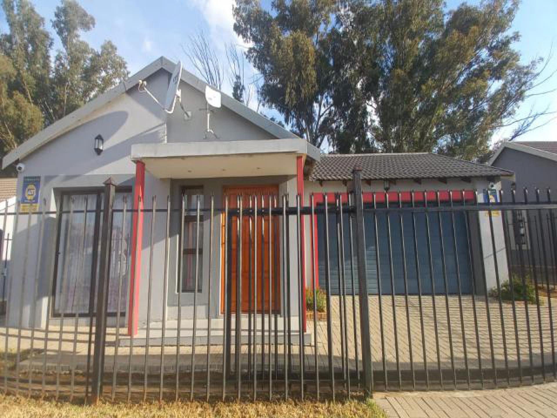 Front View of property in Heidedal