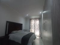 Main Bedroom of property in Heidedal