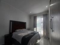 Main Bedroom of property in Heidedal