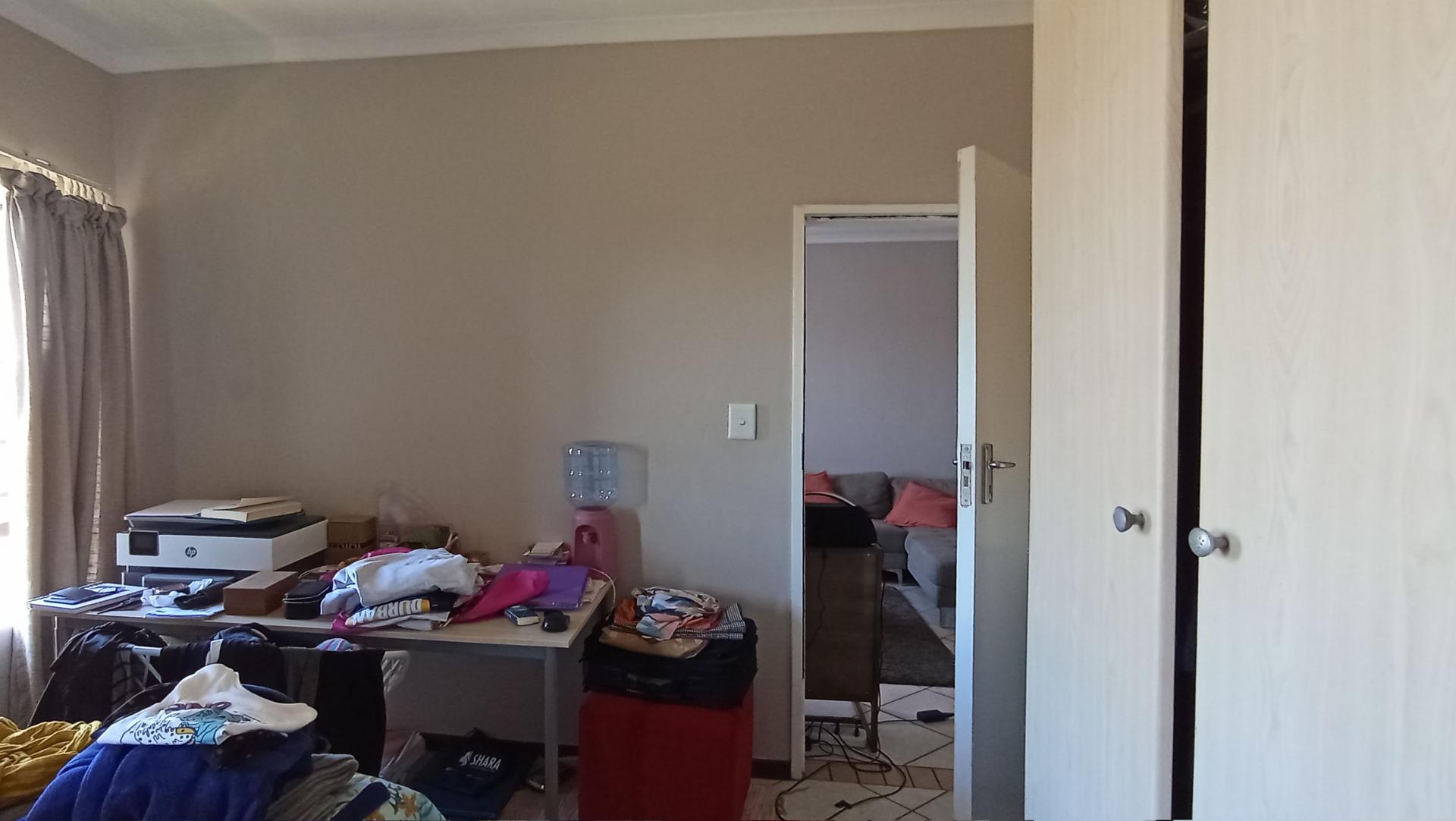 Bed Room 1 - 11 square meters of property in Sagewood