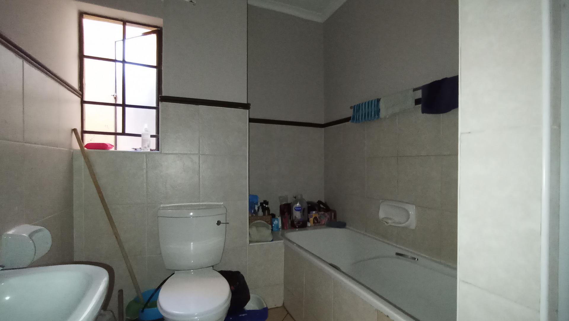 Bathroom 1 - 6 square meters of property in Sagewood