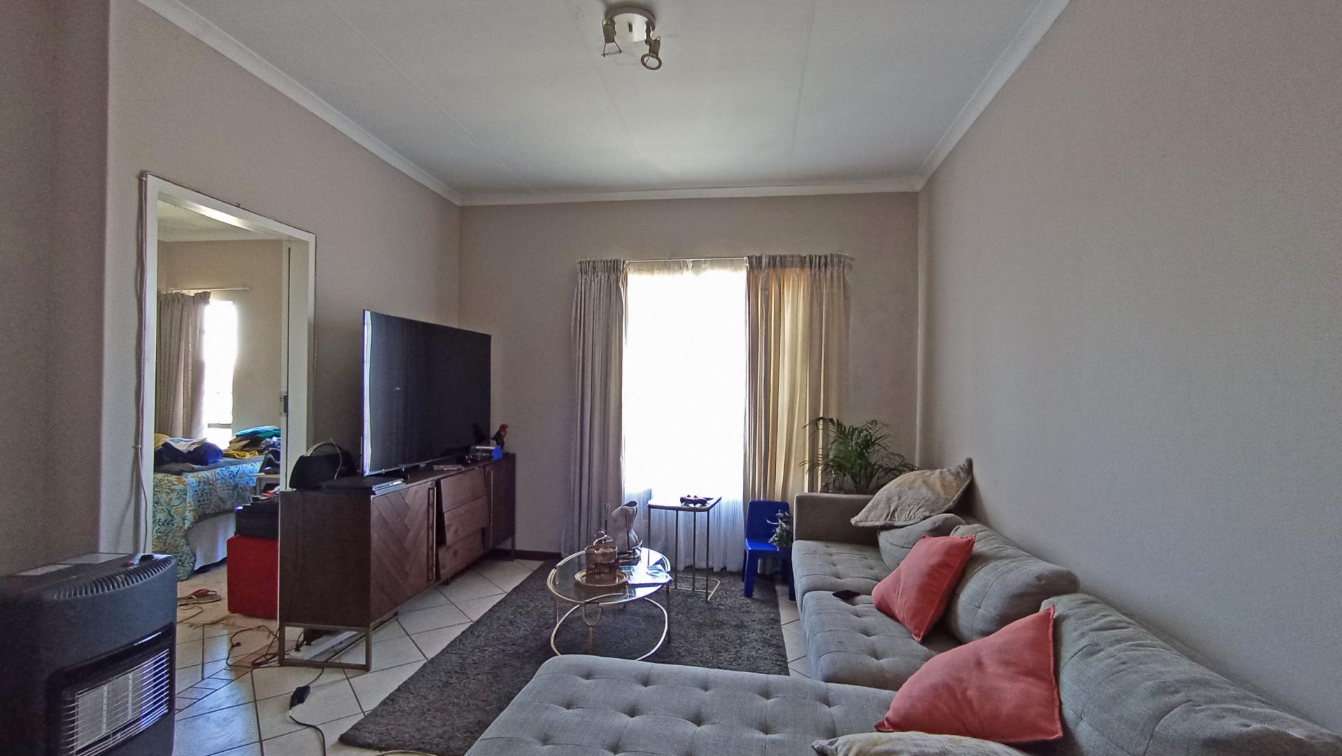 Lounges - 19 square meters of property in Sagewood