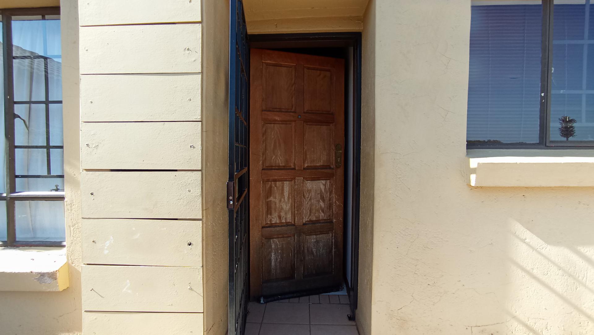 Front View of property in Sagewood
