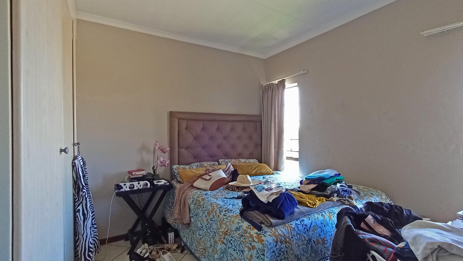 Bed Room 1 - 11 square meters of property in Sagewood