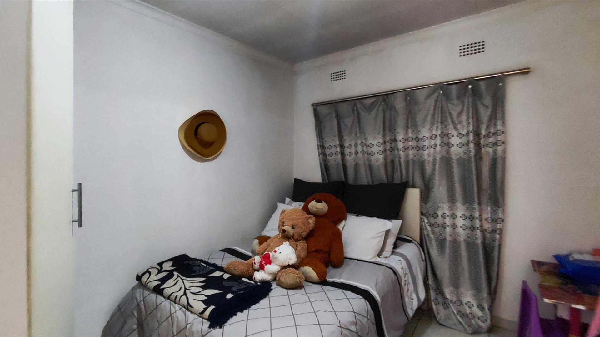 Bed Room 1 - 10 square meters of property in Norkem park