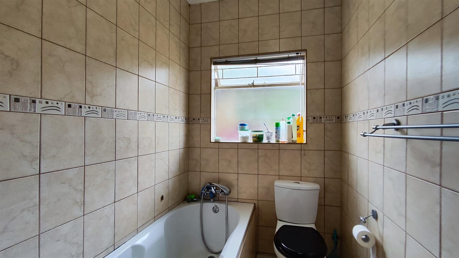 Bathroom 1 - 4 square meters of property in Norkem park