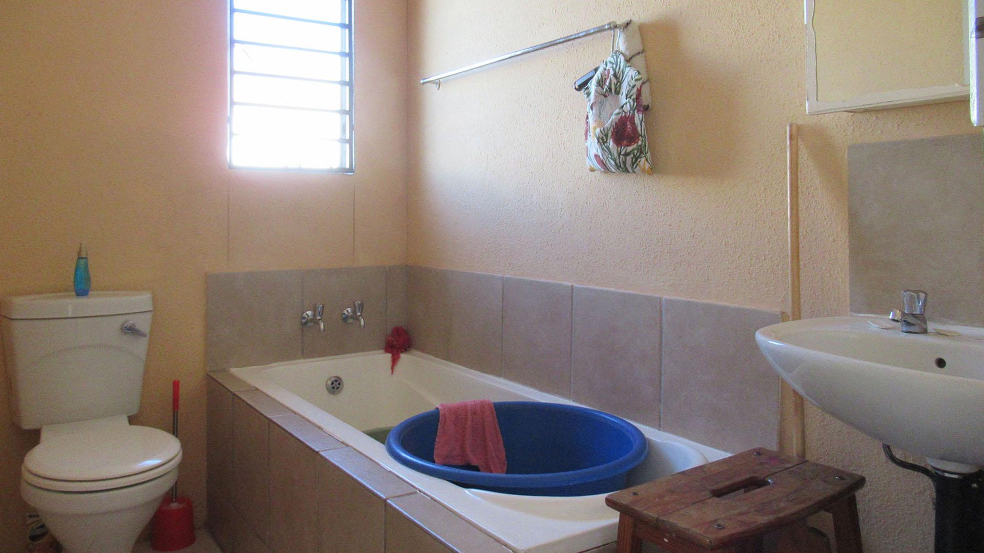 Bathroom 1 - 3 square meters of property in Savanna City