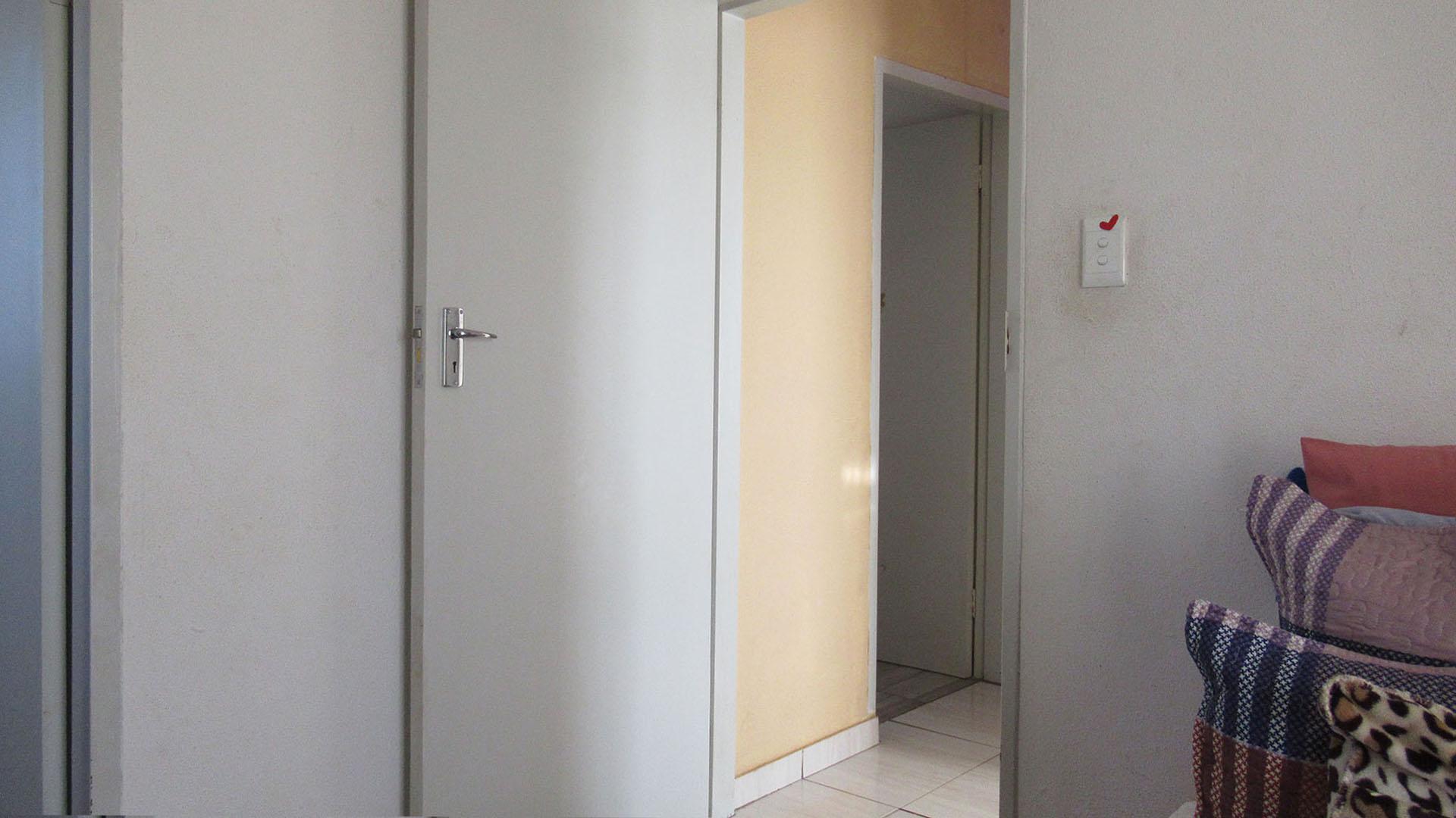 Main Bedroom - 10 square meters of property in Savanna City