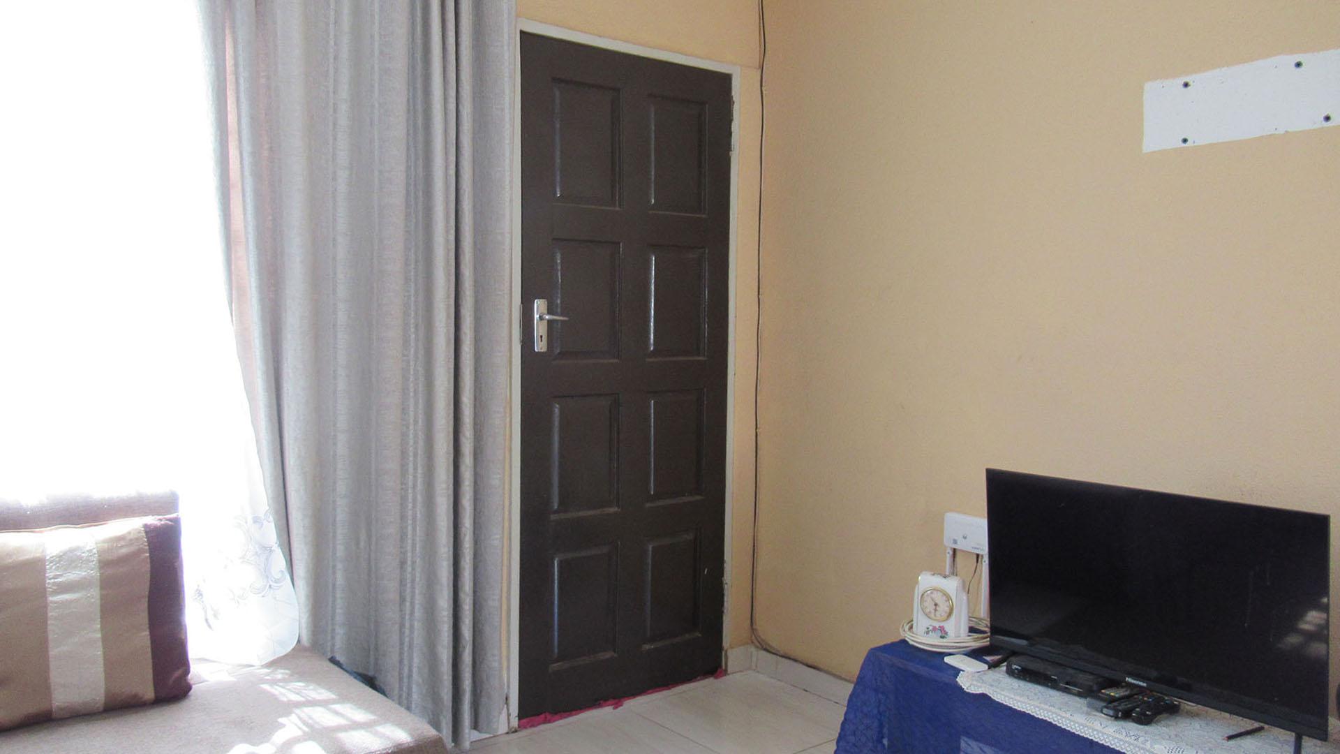 Lounges - 10 square meters of property in Savanna City