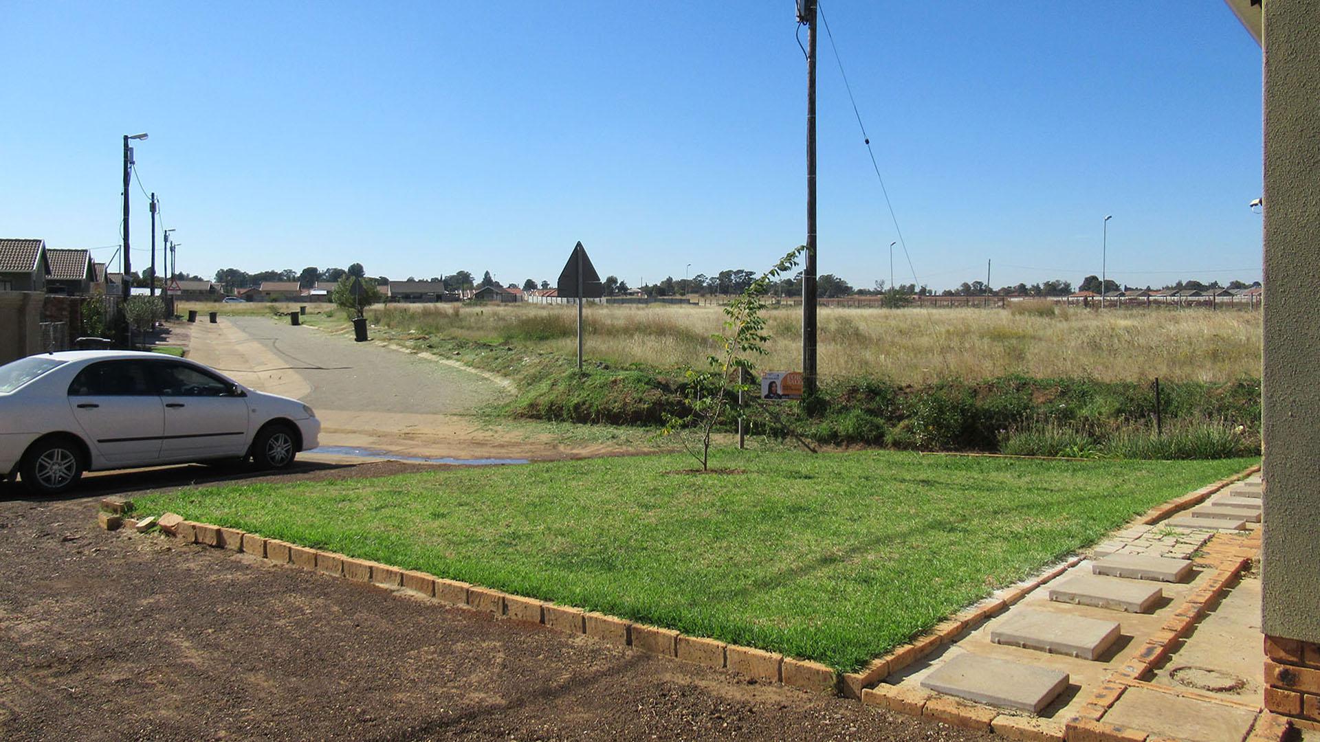 Front View of property in Savanna City