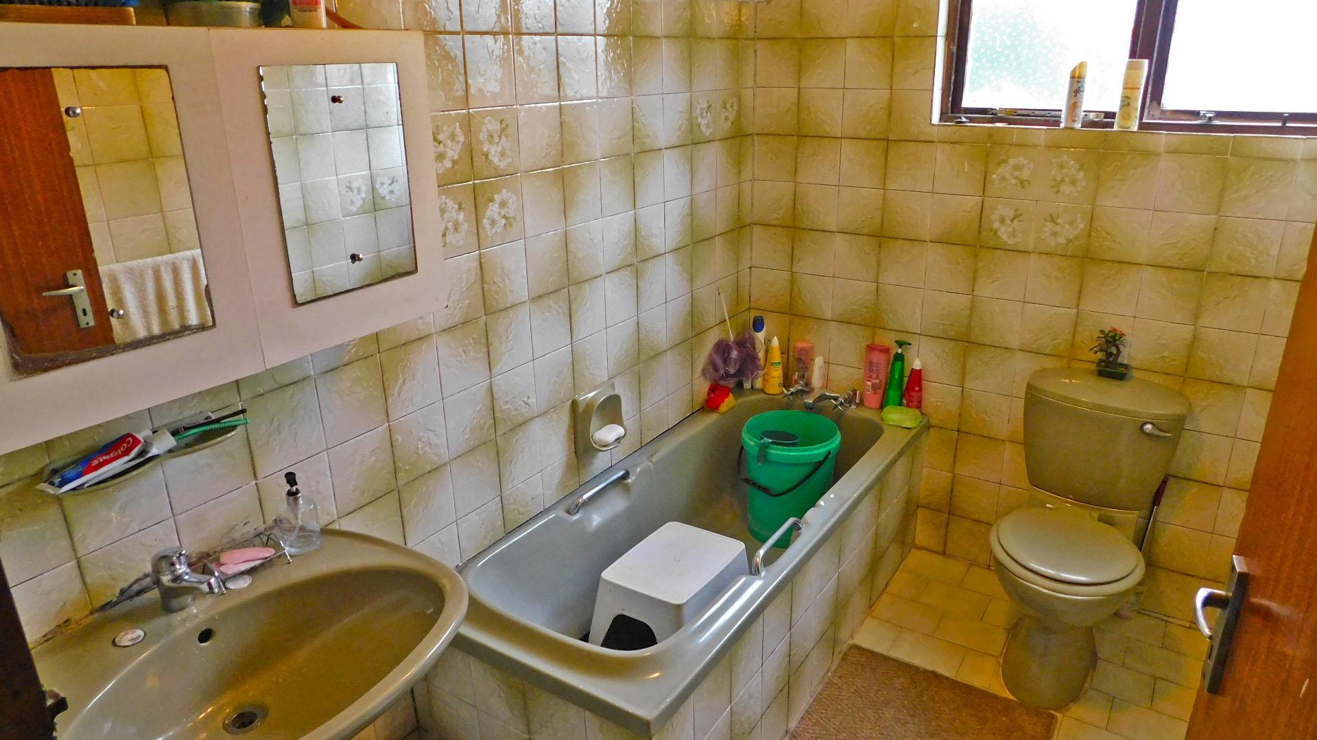 Bathroom 1 - 5 square meters of property in Chatsworth - KZN
