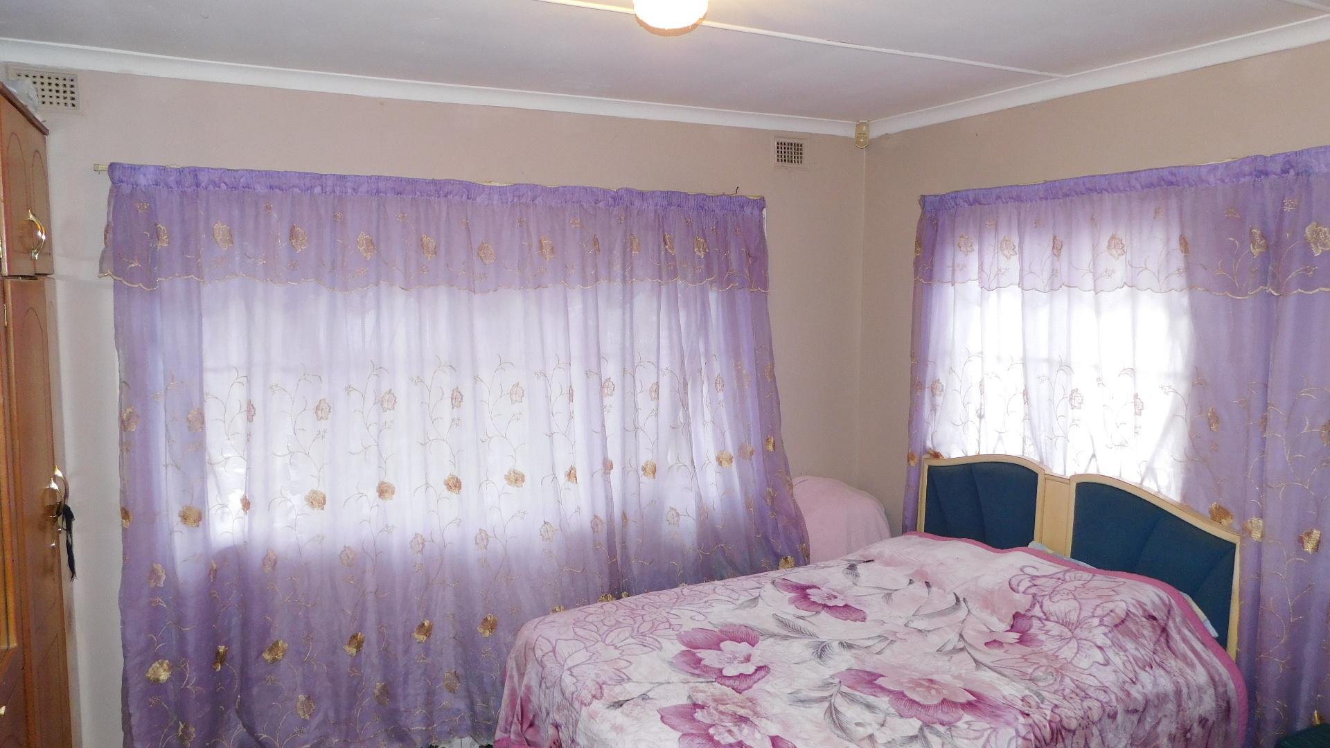 Main Bedroom - 14 square meters of property in Chatsworth - KZN