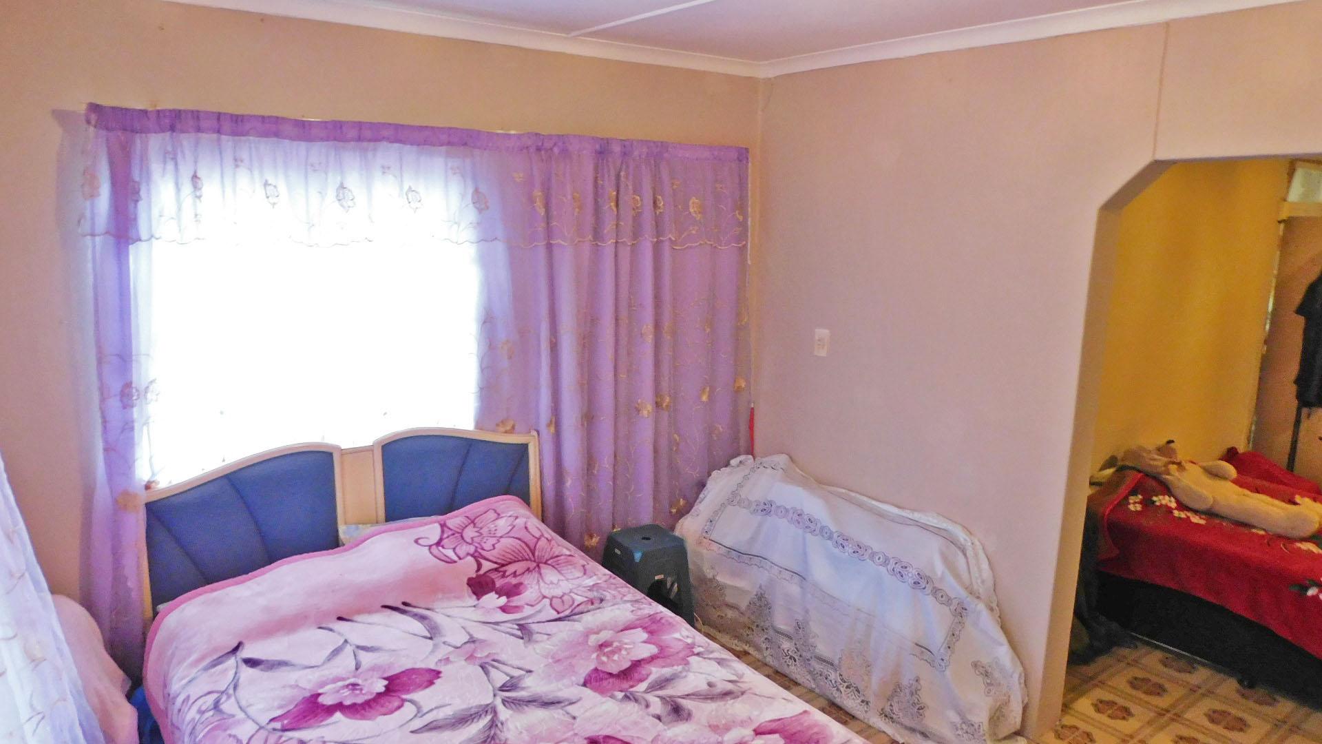 Main Bedroom - 14 square meters of property in Chatsworth - KZN