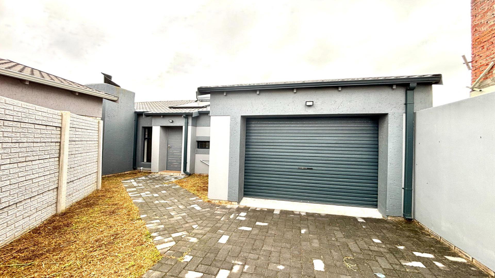 Garage of property in Fairview - PE