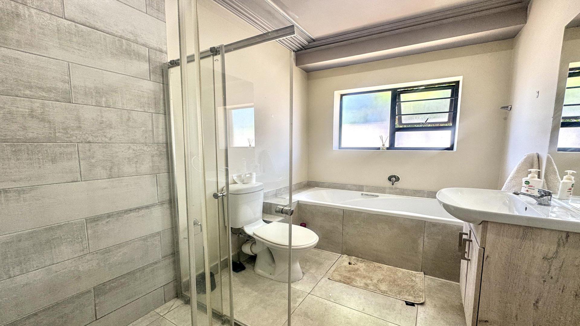 Bathroom 1 of property in Fairview - PE