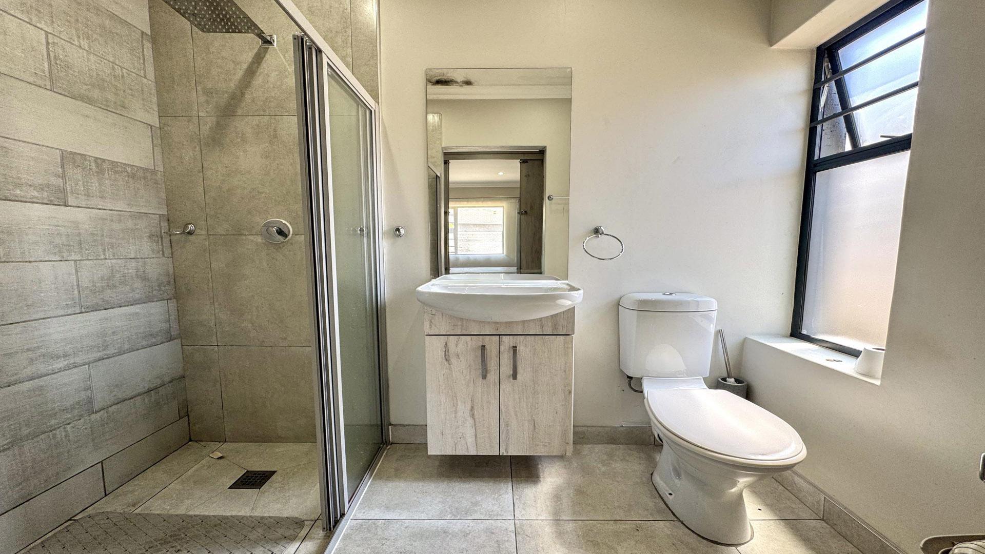 Bathroom 1 of property in Fairview - PE