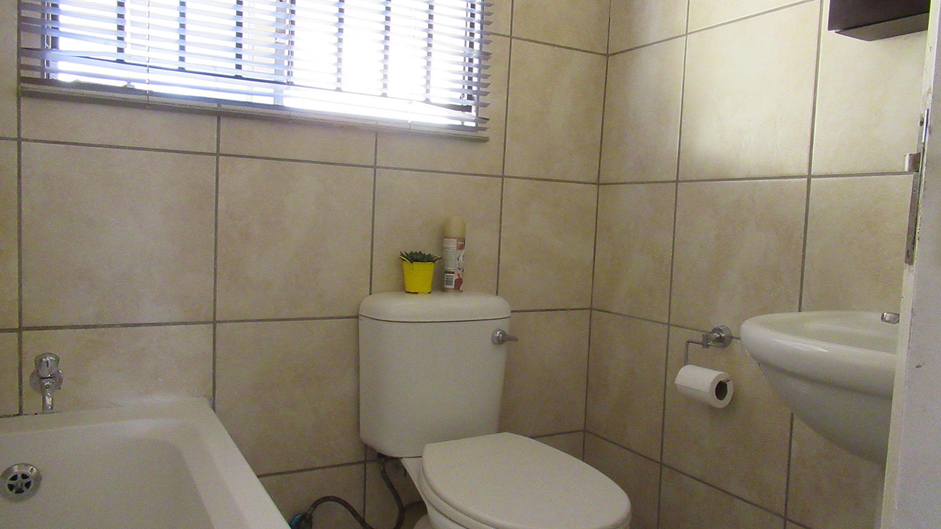 Bathroom 1 - 4 square meters of property in Mohlakeng