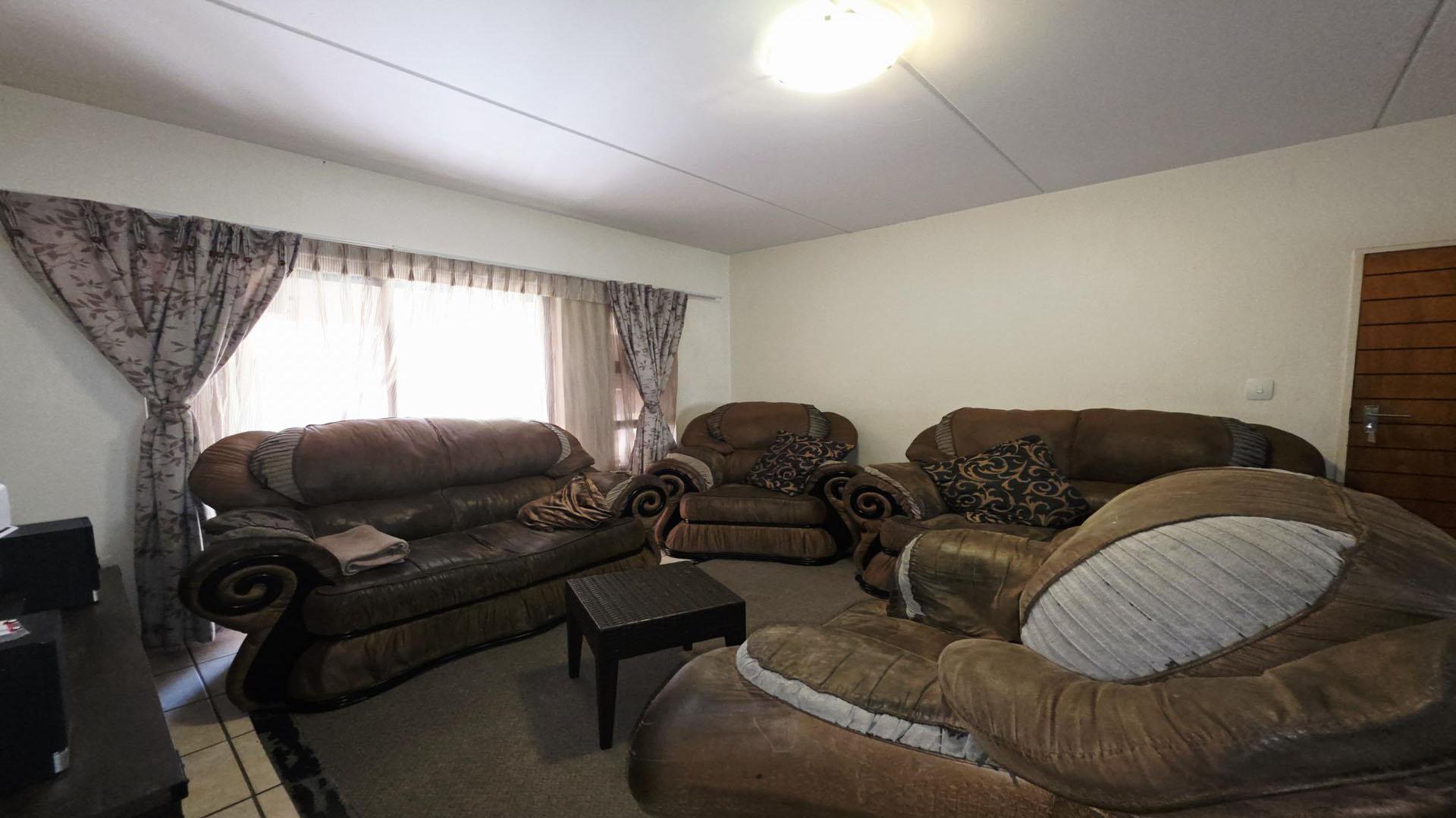 Lounges - 17 square meters of property in Northwold