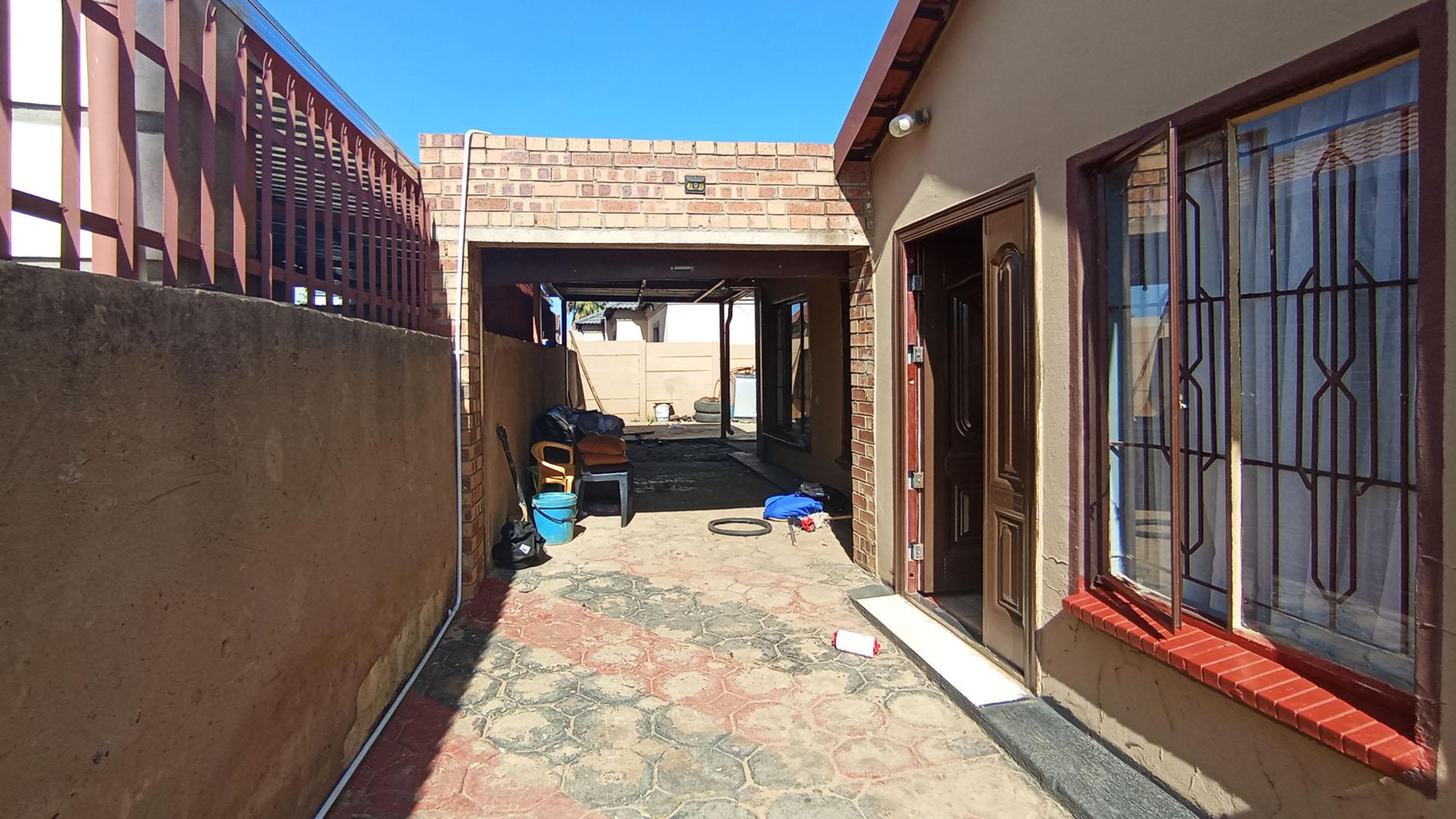 Front View of property in Lotus Gardens