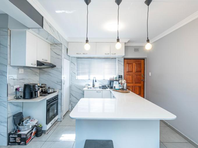 3 Bedroom Apartment for Sale For Sale in Amanzimtoti  - MR627863