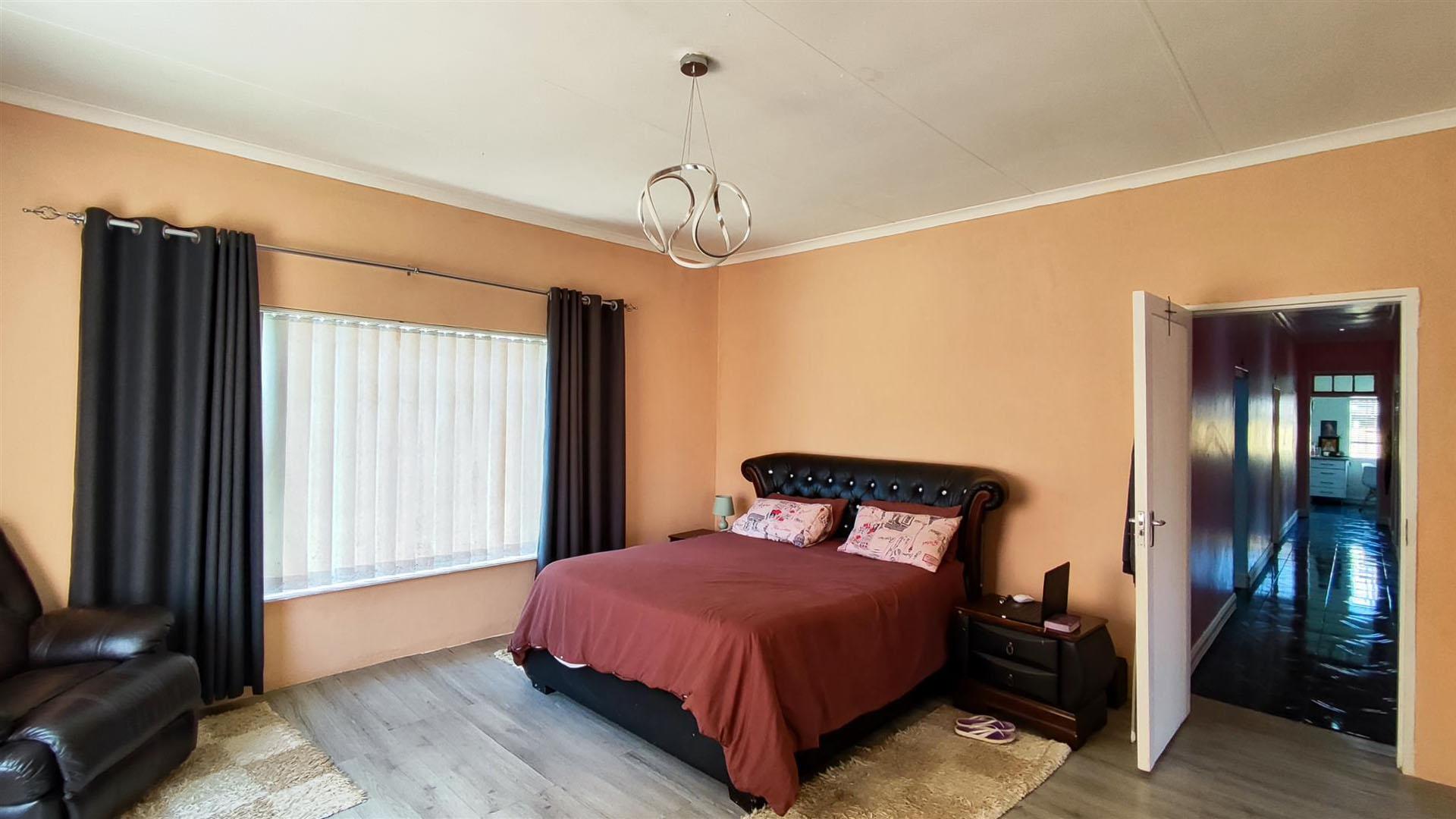 Main Bedroom - 35 square meters of property in Primrose Hill