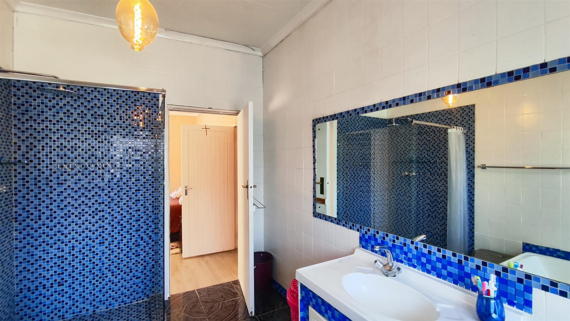 Main Bathroom - 11 square meters of property in Primrose Hill