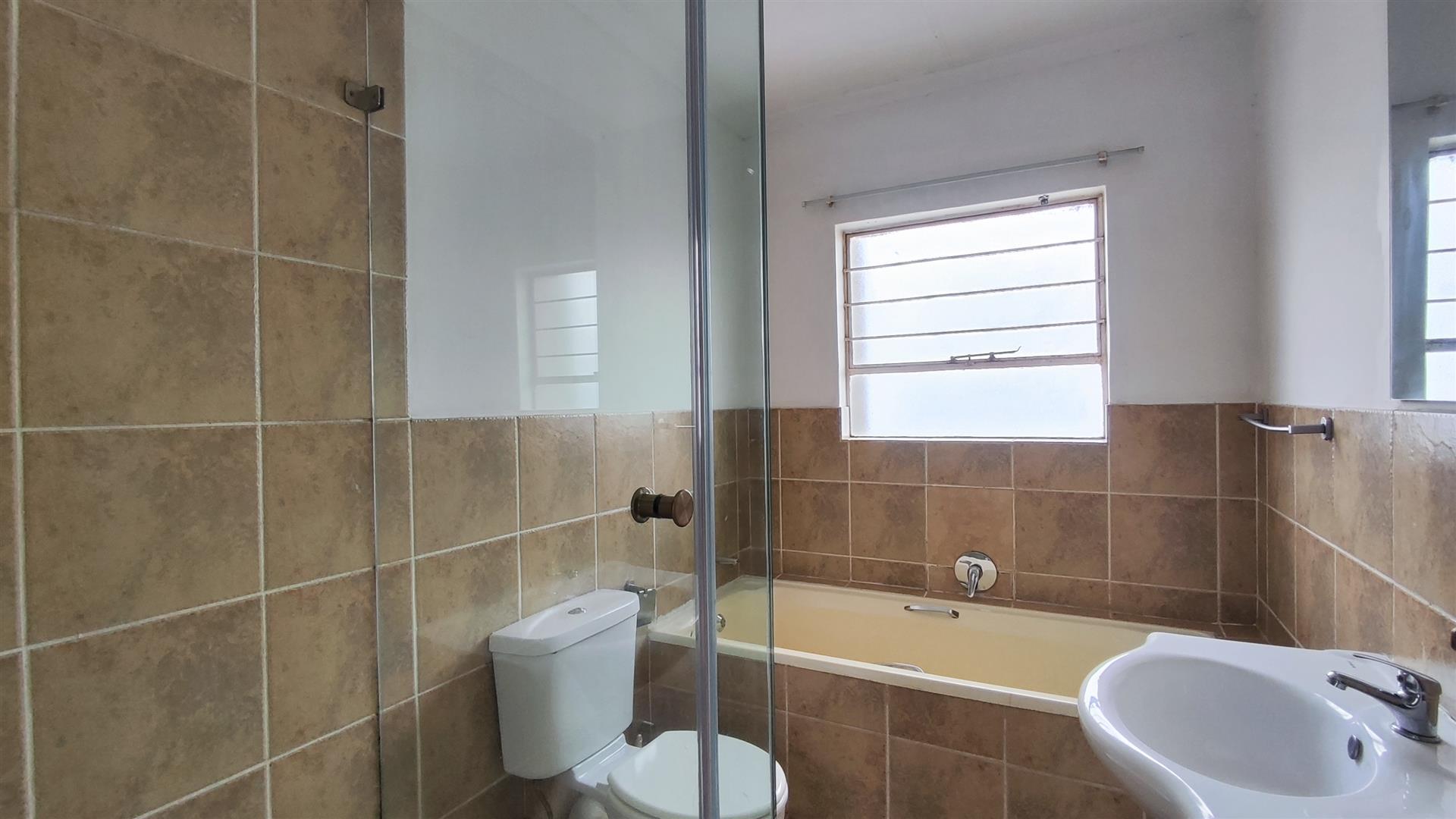 Bathroom 1 - 6 square meters of property in Bardene