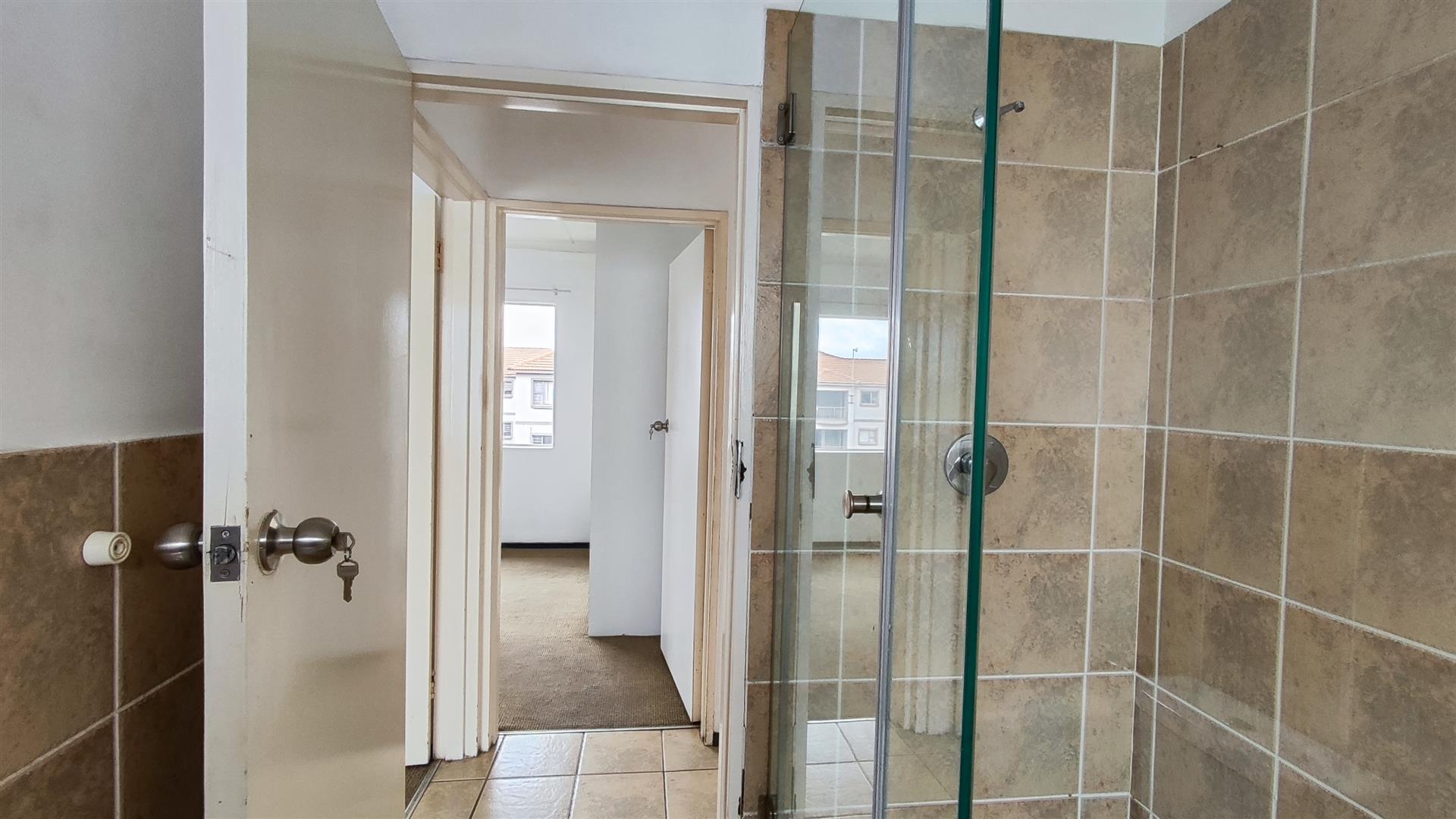 Bathroom 1 - 6 square meters of property in Bardene